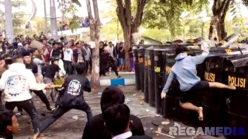 Caption: aksi massa demo DPRD Sampang, saat mencoba mendobrak pengamanan dari personel kepolisian, (dok. regamedianews).