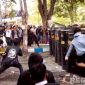 Caption: aksi massa demo DPRD Sampang, saat mencoba mendobrak pengamanan dari personel kepolisian, (dok. regamedianews). 