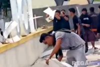 Caption: potongan video viral, saat sejumlah massa aksi demo di Sampang merusak landmark bertuliskan Alun-Alun Trunojoyo, (dok. regamedianews).