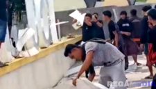Caption: potongan video viral, saat sejumlah massa aksi demo di Sampang merusak landmark bertuliskan Alun-Alun Trunojoyo, (dok. regamedianews).