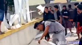 Caption: potongan video viral, saat sejumlah massa aksi demo di Sampang merusak landmark bertuliskan Alun-Alun Trunojoyo, (dok. regamedianews). 