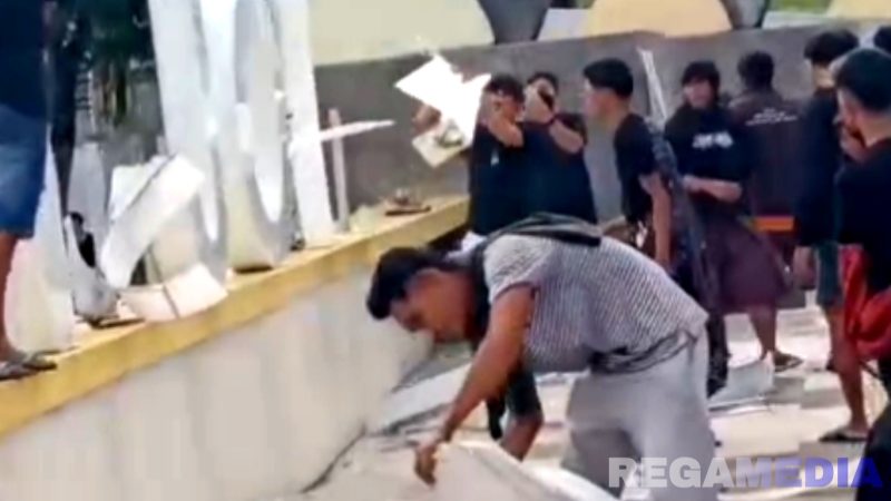 Caption: potongan video viral, saat sejumlah massa aksi demo di Sampang merusak landmark bertuliskan Alun-Alun Trunojoyo, (dok. regamedianews).