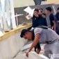 Caption: potongan video viral, saat sejumlah massa aksi demo di Sampang merusak landmark bertuliskan Alun-Alun Trunojoyo, (dok. regamedianews). 