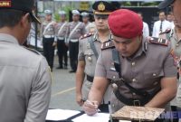 Caption: Iptu Nur Fajri Alim, tanda tangani serah terima jabatan sebagai Kasat Reskrim Polres Sampang, (dok. foto istimewa). 