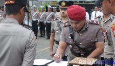 Caption: Iptu Nur Fajri Alim, tanda tangani serah terima jabatan Kasat Reskrim Polres Sampang, (dok. foto istimewa).