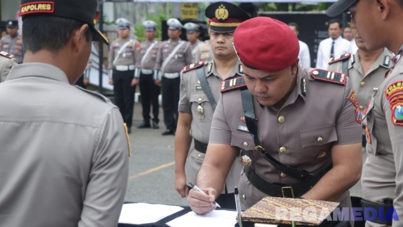 Caption: Iptu Nur Fajri Alim, tanda tangani serah terima jabatan sebagai Kasat Reskrim Polres Sampang, (dok. foto istimewa).