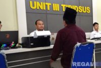 Caption: satu pelaku penganiayaan terhadap petugas SPBU Camplong, inisial M, tengah diperiksa penyidik Unit III Tipidsus Satreskrim Polres Sampang, (dok. regamedianews).
