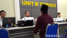 Caption: satu pelaku penganiayaan petugas SPBU Camplong, inisial M, tengah diperiksa penyidik Unit III Tipidsus Satreskrim Polres Sampang, (dok. regamedianews).