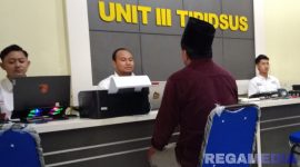 Caption: satu pelaku penganiayaan terhadap petugas SPBU Camplong, inisial M, tengah diperiksa penyidik Unit III Tipidsus Satreskrim Polres Sampang, (dok. regamedianews). 
