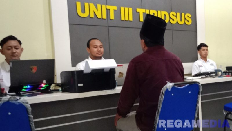 Caption: satu pelaku penganiayaan terhadap petugas SPBU Camplong, inisial M, tengah diperiksa penyidik Unit III Tipidsus Satreskrim Polres Sampang, (dok. regamedianews).