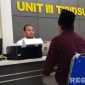 Caption: satu pelaku penganiayaan terhadap petugas SPBU Camplong, inisial M, tengah diperiksa penyidik Unit III Tipidsus Satreskrim Polres Sampang, (dok. regamedianews). 