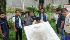 Caption: Satreskrim Polres Bangkalan tengah mengecek tempat penyimpanan BBM di SPBU, (dok. regamedianews).