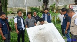 Caption: Satreskrim Polres Bangkalan tengah mengecek tempat penyimpanan BBM di SPBU, (dok. regamedianews). 