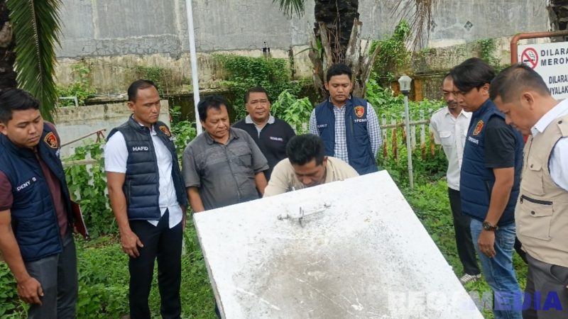 Caption: Satreskrim Polres Bangkalan tengah mengecek tempat penyimpanan BBM di SPBU, (dok. regamedianews).