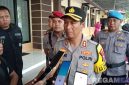 Caption: Kapolres Sampang AKBP Hartono didampingi Kasat Reskrim dan Kasi Propam, saat diwawancara para awak media, (dok. regamedinews).