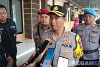 Caption: Kapolres Sampang AKBP Hartono didampingi Kasat Reskrim dan Kasi Propam, saat diwawancara para awak media, (dok. regamedinews).
