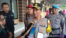 Caption: Kapolres Sampang AKBP Hartono didampingi Kasat Reskrim dan Kasi Propam, saat diwawancara para awak media, (dok. regamedinews).