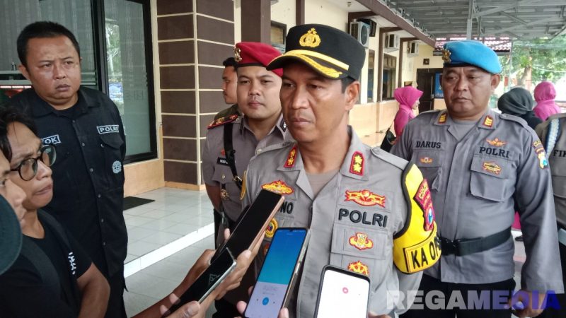 Caption: Kapolres Sampang AKBP Hartono didampingi Kasat Reskrim dan Kasi Propam, saat diwawancara para awak media, (dok. regamedinews).