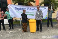 Caption: BPJS Ketenagakerjaan Sumenep secara simbolis menyerahkan tempat sampah kepada pihak SMKN 1 Sumenep, (dok. foto istimewa).