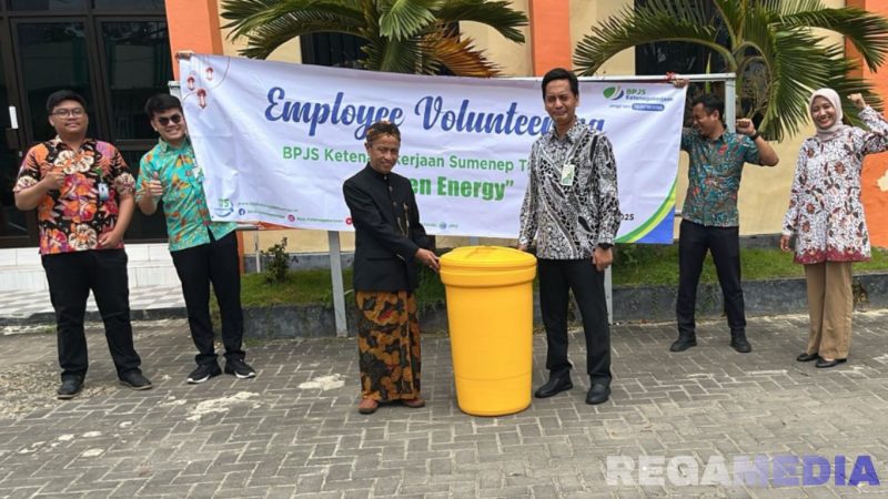Caption: BPJS Ketenagakerjaan Sumenep secara simbolis menyerahkan tempat sampah kepada pihak SMKN 1 Sumenep, (dok. foto istimewa).