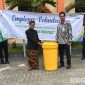 Caption: BPJS Ketenagakerjaan Sumenep secara simbolis menyerahkan tempat sampah kepada pihak SMKN 1 Sumenep, (dok. foto istimewa). 