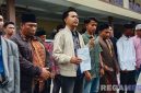 Caption: perwakilan pemuda dan tokoh masyarakat memberikan keterangan, usai melaporkan pengrusakan fasilitas umum ke Polres Sampang, (dok. regamedianews).