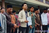 Caption: perwakilan pemuda dan tokoh masyarakat memberikan keterangan, usai melaporkan pengrusakan fasilitas umum ke Polres Sampang, (dok. regamedianews).