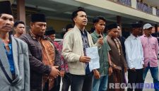 Caption: perwakilan pemuda dan tokoh masyarakat memberikan keterangan, usai melaporkan pengrusakan fasilitas umum ke Polres Sampang, (dok. regamedianews).