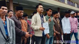 Caption: perwakilan pemuda dan tokoh masyarakat memberikan keterangan, usai melaporkan pengrusakan fasilitas umum ke Polres Sampang, (dok. regamedianews). 