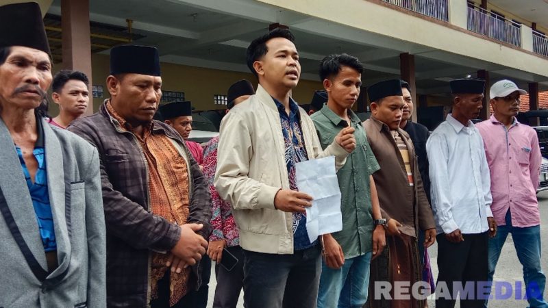 Caption: perwakilan pemuda dan tokoh masyarakat memberikan keterangan, usai melaporkan pengrusakan fasilitas umum ke Polres Sampang, (dok. regamedianews). 