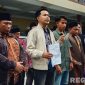 Caption: perwakilan pemuda dan tokoh masyarakat memberikan keterangan, usai melaporkan pengrusakan fasilitas umum ke Polres Sampang, (dok. regamedianews). 