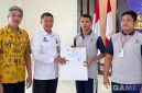 Caption: Kalapas Narkotika Pamekasan Kusnan, memberikan sertifikat pelatihan kepada warga binaan, (dok. foto istimewa).