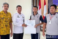Caption: Kalapas Narkotika Pamekasan Kusnan, memberikan sertifikat pelatihan kepada warga binaan, (dok. foto istimewa).