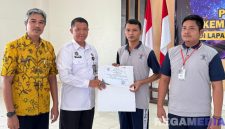 Caption: Kalapas Narkotika Pamekasan Kusnan, memberikan sertifikat pelatihan kepada warga binaan, (dok. foto istimewa).