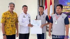 Caption: Kalapas Narkotika Pamekasan Kusnan, memberikan sertifikat pelatihan kepada warga binaan, (dok. foto istimewa). 