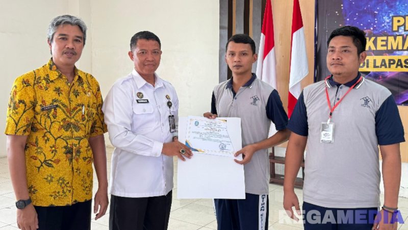 Caption: Kalapas Narkotika Pamekasan Kusnan, memberikan sertifikat pelatihan kepada warga binaan, (dok. foto istimewa).
