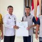 Caption: Kalapas Narkotika Pamekasan Kusnan, memberikan sertifikat pelatihan kepada warga binaan, (dok. foto istimewa). 
