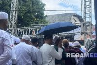 Caption: jamaah rela berdesakan saat ikuti acara haul Solo 2025,(dok. regamedianews). 