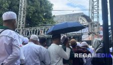 Caption : Jamaah rela berdesakan saat ikuti acara haul Solo 2025 (dok.regamedianews)