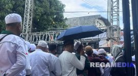 Caption: jamaah rela berdesakan saat ikuti acara haul Solo 2025,(dok. regamedianews). 