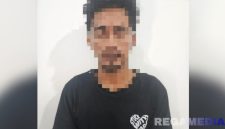 Caption: tersangka kasus pemerkosaan inisial W, saat diamankan Satreskrim Polres Pamekasan, (dok. regamedianews). 