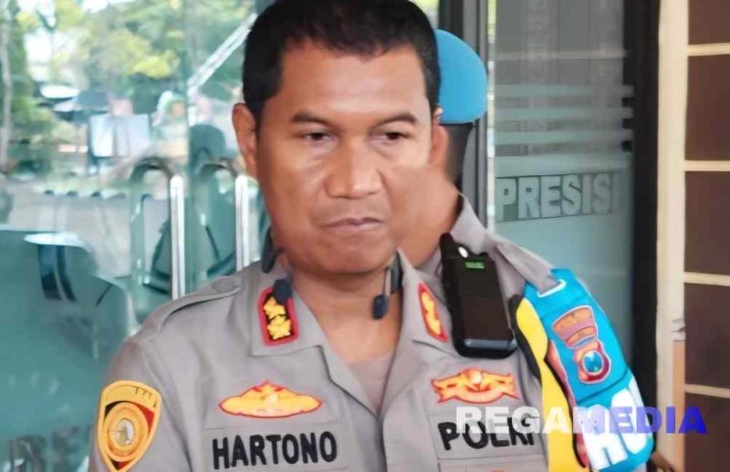 Caption : Kapolres Sampang AKBP Hartono saat memberikan keterangan kepada wartawan (dok.regamedia)