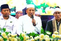 Caption: Bupati Sampang H. Slamet Junaidi, sampaikan sambutan malam puncak peringatan Hari Santri Nasional di Alun-Alun Trunojoyo, (dok. regamedianews). 