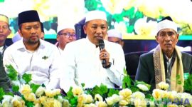 Caption: Bupati Sampang H. Slamet Junaidi, sampaikan sambutan malam puncak peringatan Hari Santri Nasional di Alun-Alun Trunojoyo, (dok. regamedianews). 