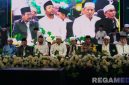 Caption: Bupati - Wabup Sampang duduk berdampingan dengan Ketua PCNU Sampang serta kiai dan ulama', saat acara malam puncak peringatan Hari Santri Nasional 2025, (dok. regamedianews). 