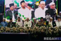 Caption: Bupati - Wabup Sampang duduk berdampingan dengan Ketua PCNU Sampang serta kiai dan ulama', saat acara malam puncak peringatan Hari Santri Nasional 2025, (dok. regamedianews). 