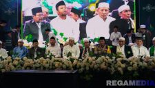 Caption: Bupati - Wabup Sampang duduk berdampingan dengan Ketua PCNU Sampang serta kiai dan ulama', saat acara malam puncak peringatan Hari Santri Nasional 2025, (dok. regamedianews). 