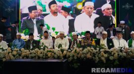 Caption: Bupati - Wabup Sampang duduk berdampingan dengan Ketua PCNU Sampang serta kiai dan ulama', saat acara malam puncak peringatan Hari Santri Nasional 2025, (dok. regamedianews). 