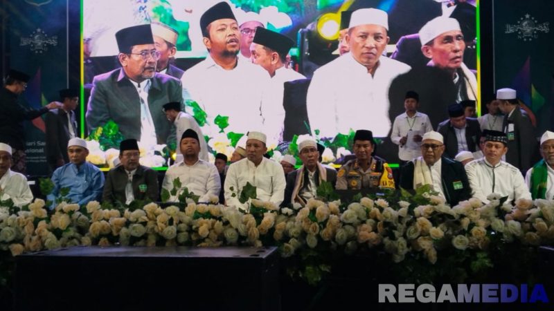 Caption: Bupati - Wabup Sampang duduk berdampingan dengan Ketua PCNU Sampang serta kiai dan ulama', saat acara malam puncak peringatan Hari Santri Nasional 2025, (dok. regamedianews).