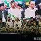 Caption: Bupati - Wabup Sampang duduk berdampingan dengan Ketua PCNU Sampang serta kiai dan ulama', saat acara malam puncak peringatan Hari Santri Nasional 2025, (dok. regamedianews). 